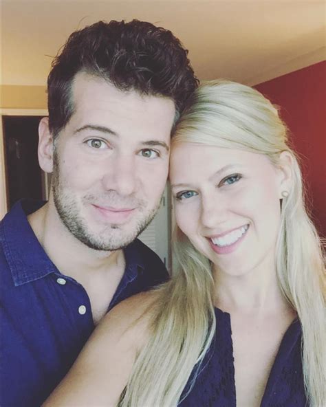 steven crowder married|Comedian Steven Crowders estranged wife Hilary。